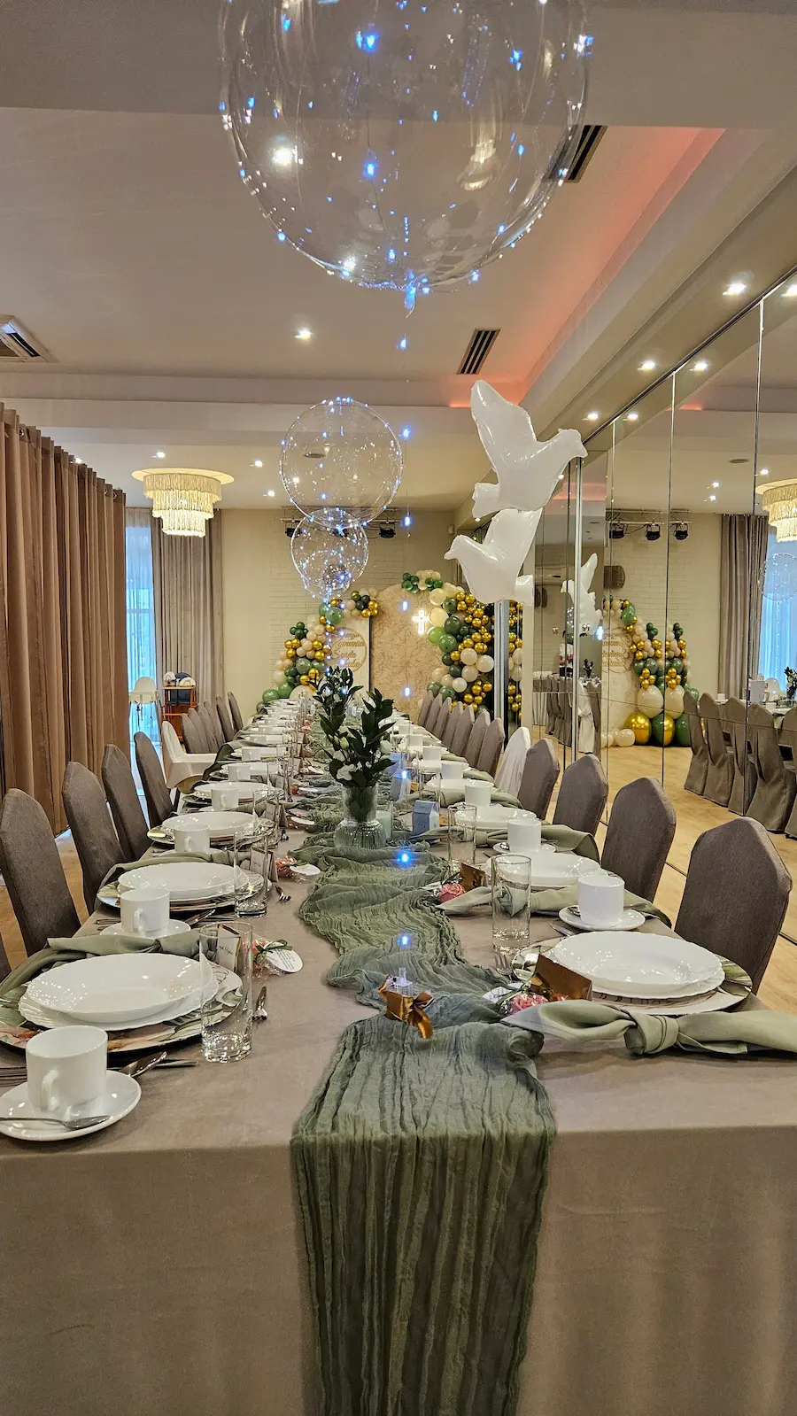 Sala główna przedstawiająca udekorowane wnętrze